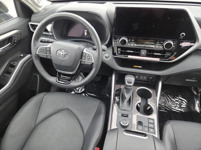 Certified Used 2025 MAGNETIC GRAY MET. Toyota  image 5