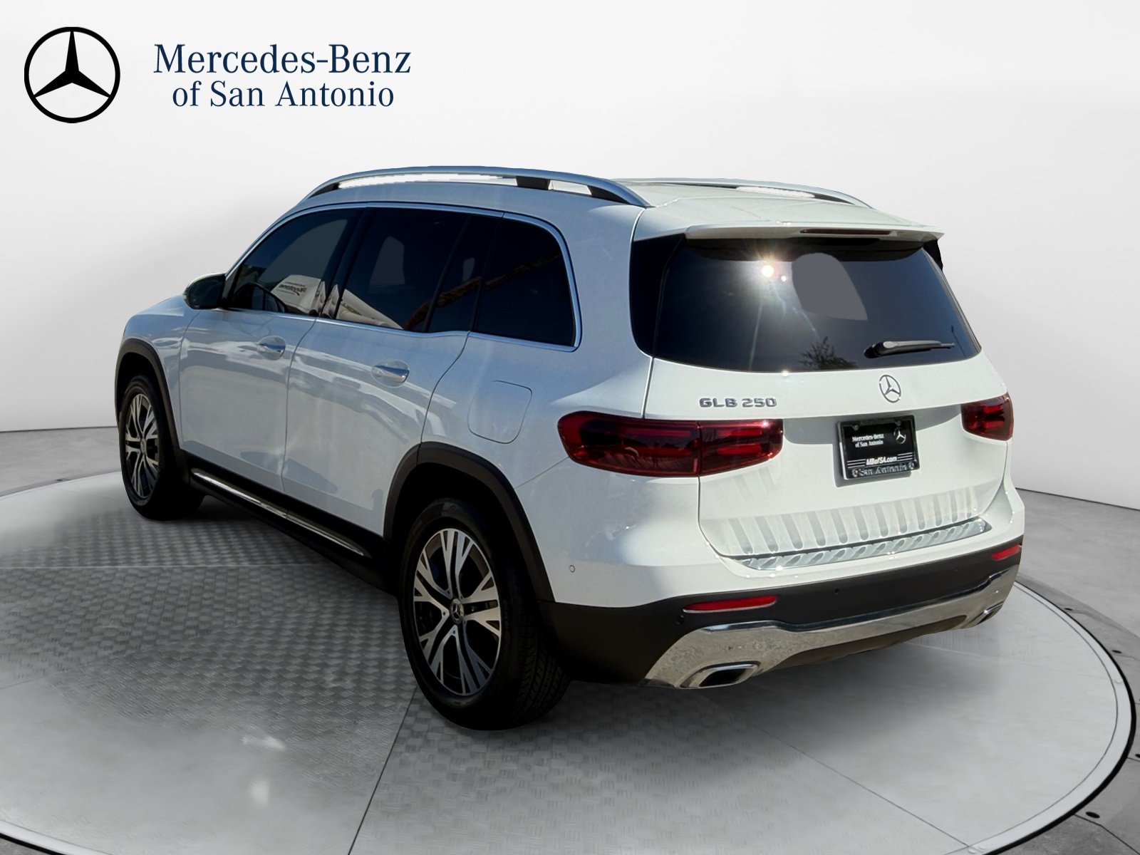 Used 2025 Polar White Mercedes-Benz GLB 250 image 5