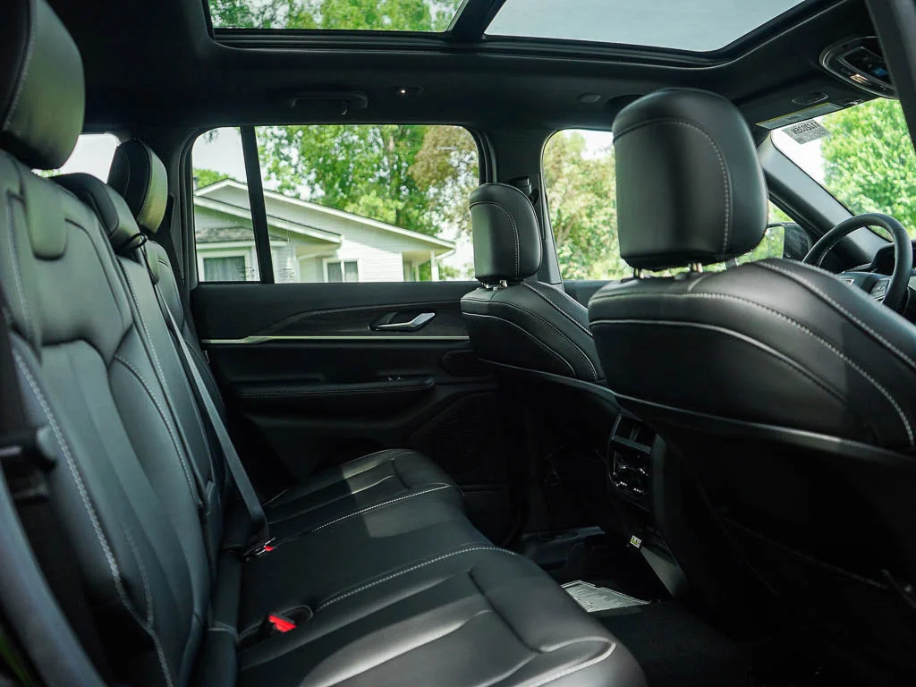 New 2026 Diamond Black Crystal Pearlcoat Jeep Limited image 12