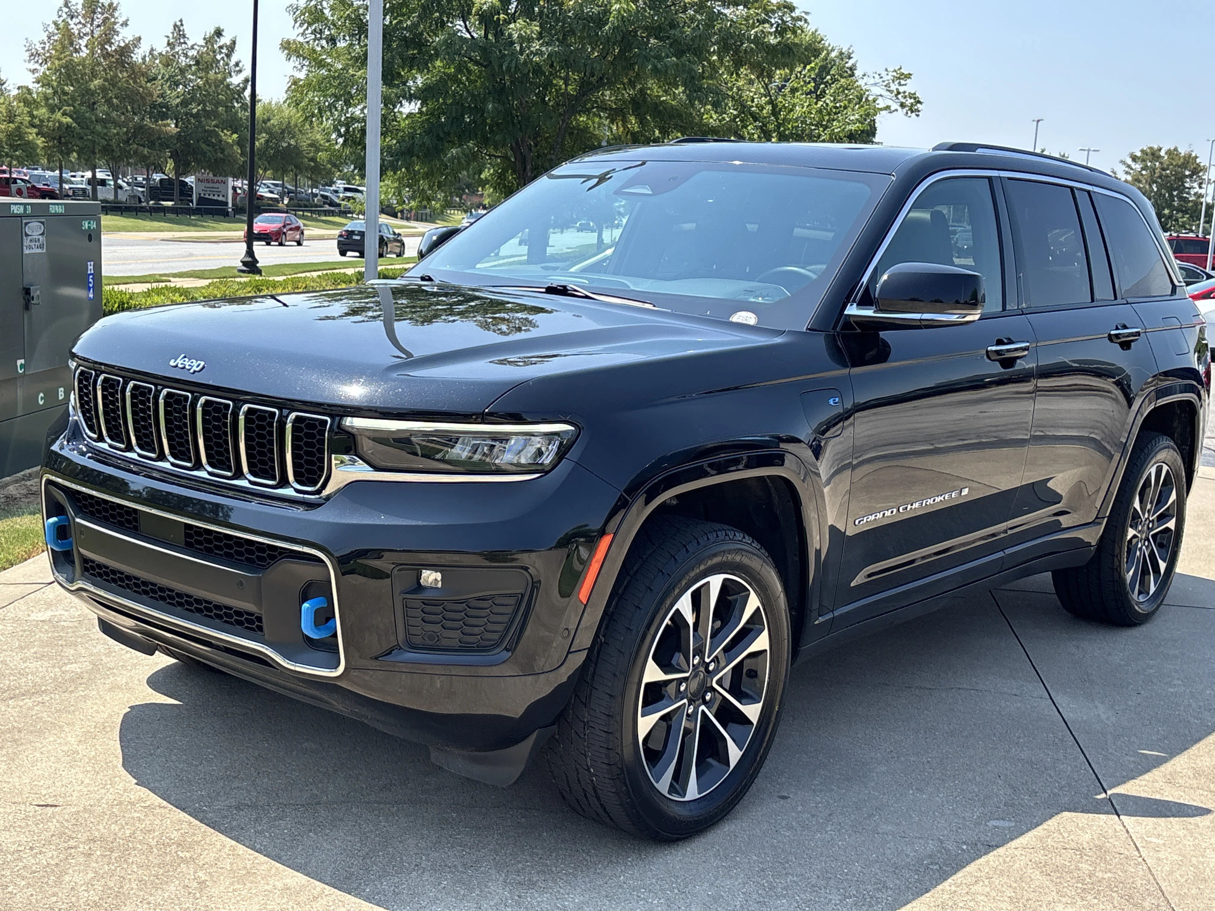 Used 2023 Diamond Black Crystal Pearlcoat Jeep Overland 4xe image 12