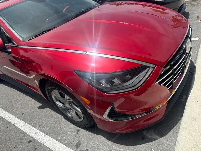 Used 2020 Red Hyundai SE image 3