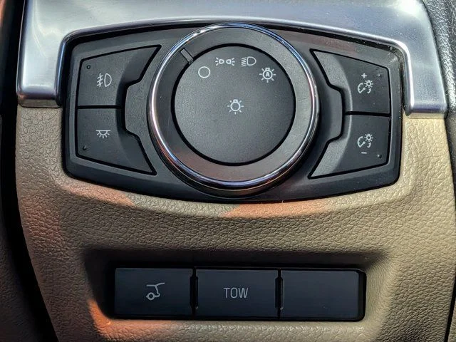 Used 2017  Ford Limited image 24