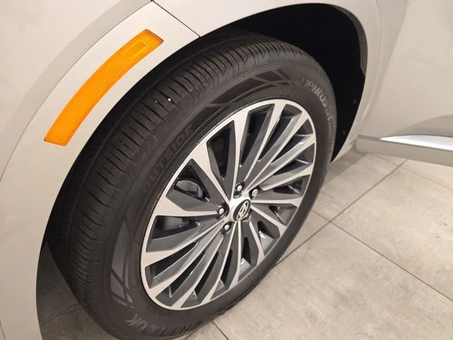 Used 2025 Silver Hyundai Calligraphy image 45
