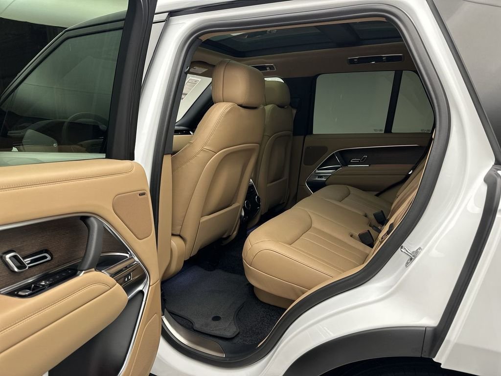 Used 2023  Land Rover SE image 11