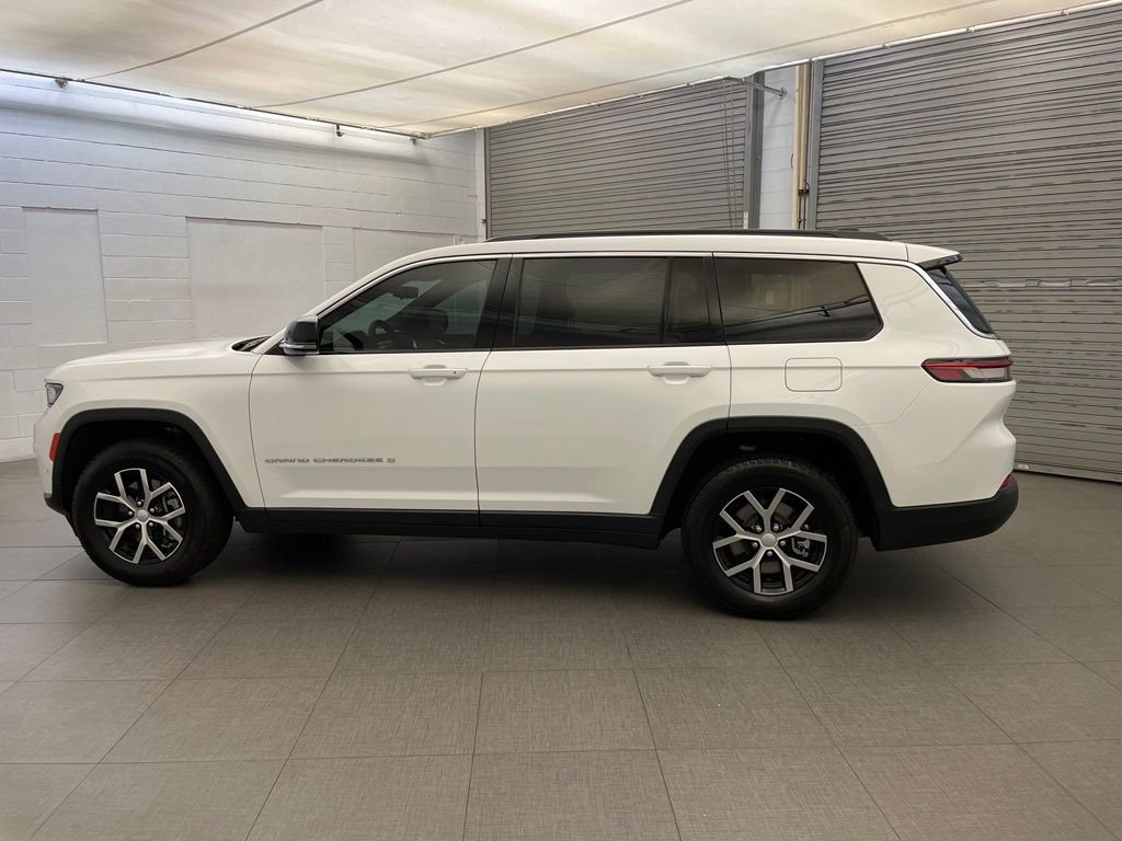 New 2025 Bright White Clear-Coat Exterior Paint Jeep Limited image 5