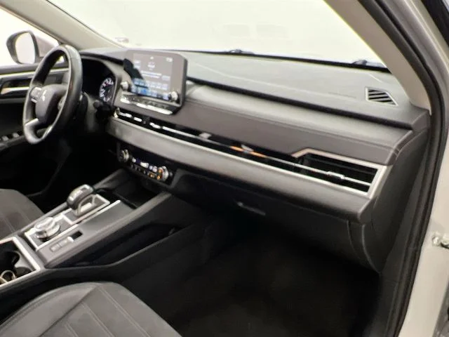 Used 2024 Silver Mitsubishi SE image 13