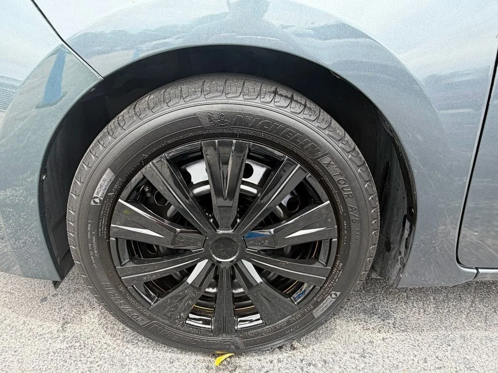 Used 2015 Gray Toyota LE image 9