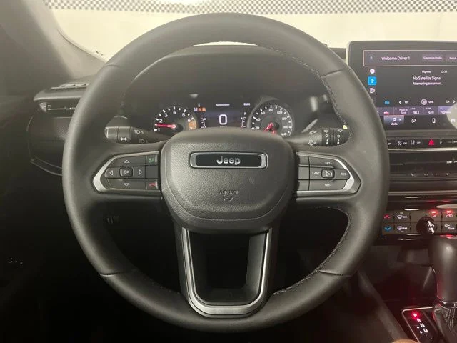 New 2026 Red Hot Pearl-Coat Exterior Paint Jeep Latitude image 14