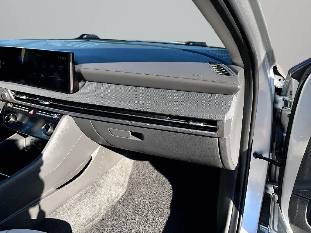 Used 2025 Silver Hyundai SEL image 18