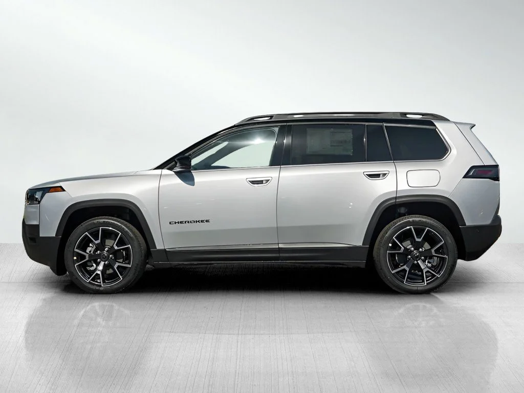 New 2026 Silver Zynith Clearcoat Jeep Overland image 4