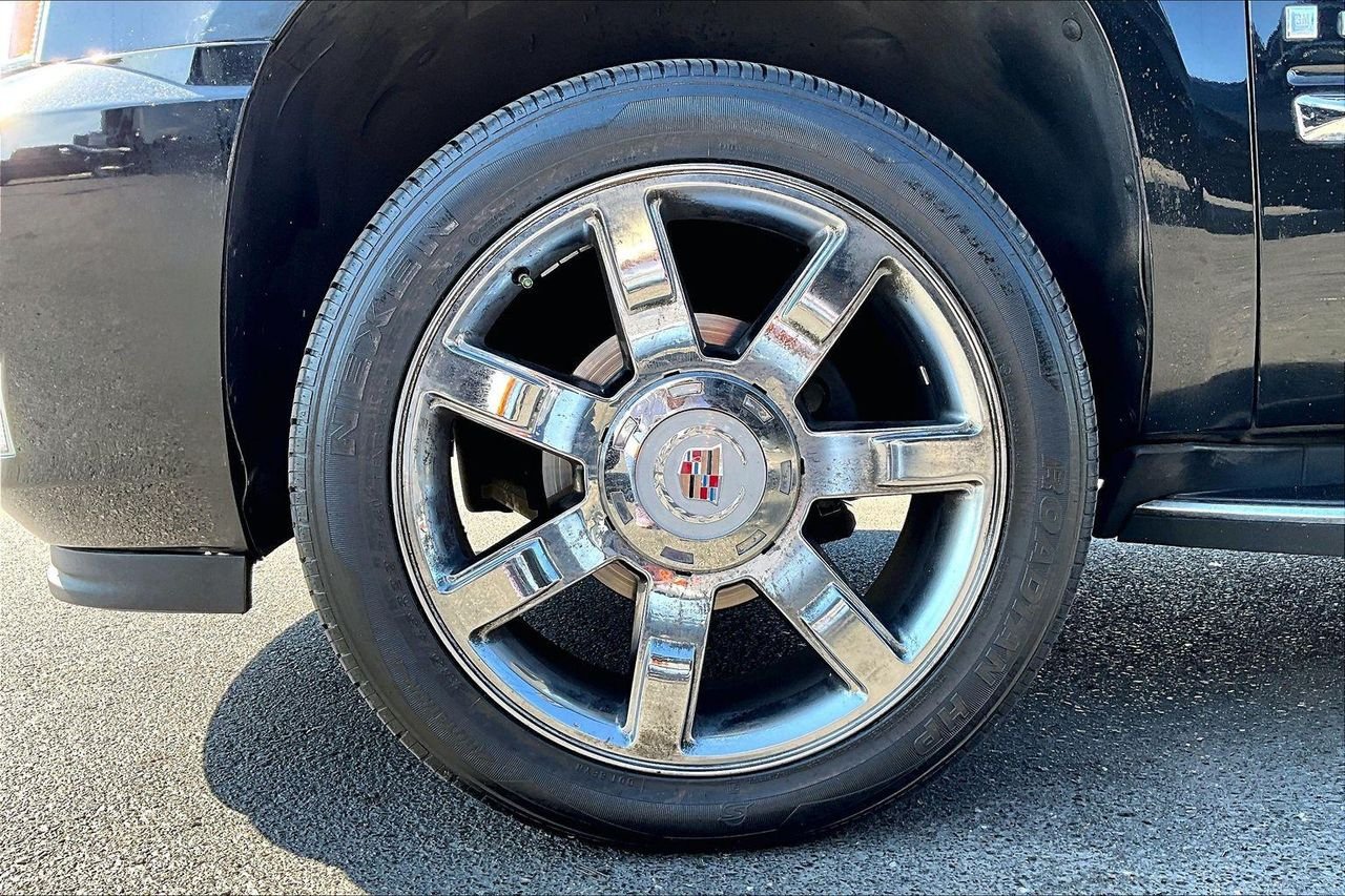 Used 2007 Black Raven Cadillac SUV image 2