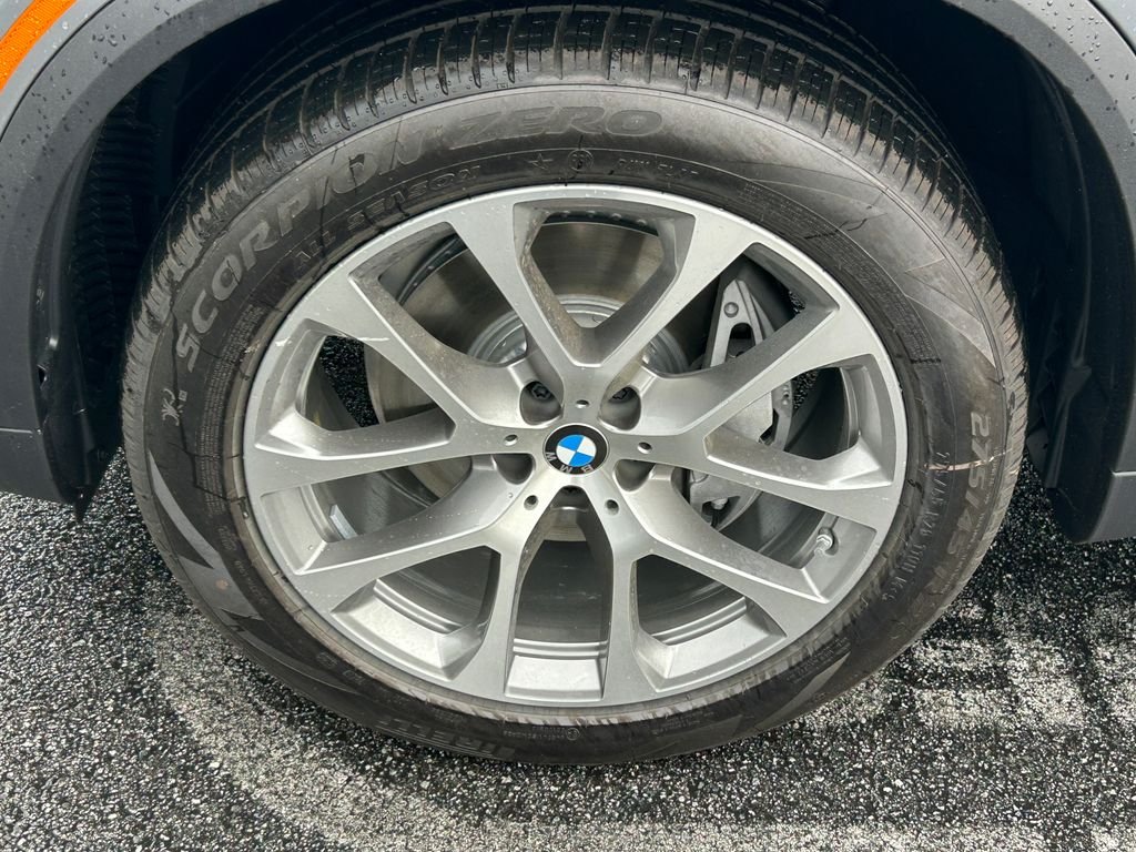 New 2026 Skyscraper Grey Metallic BMW xDrive40i image 9