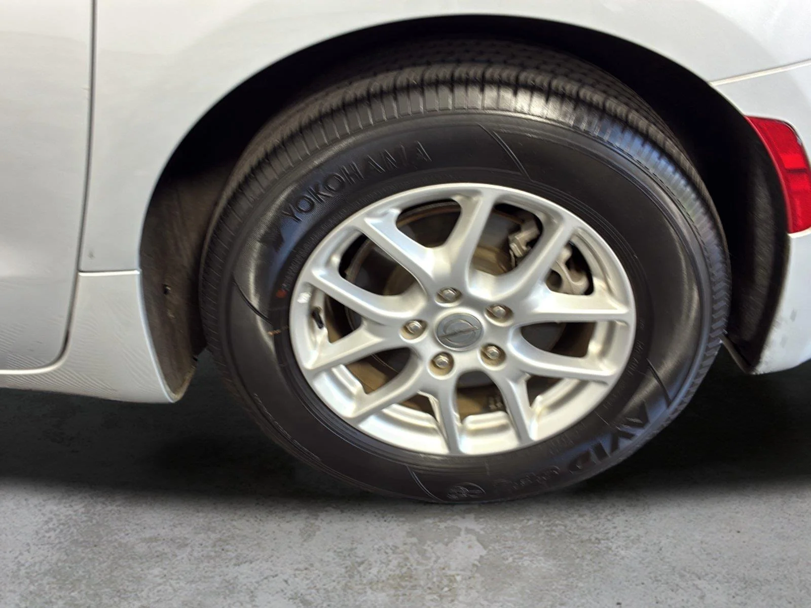 Used 2023 Silver Mist Clearcoat Chrysler LX image 9