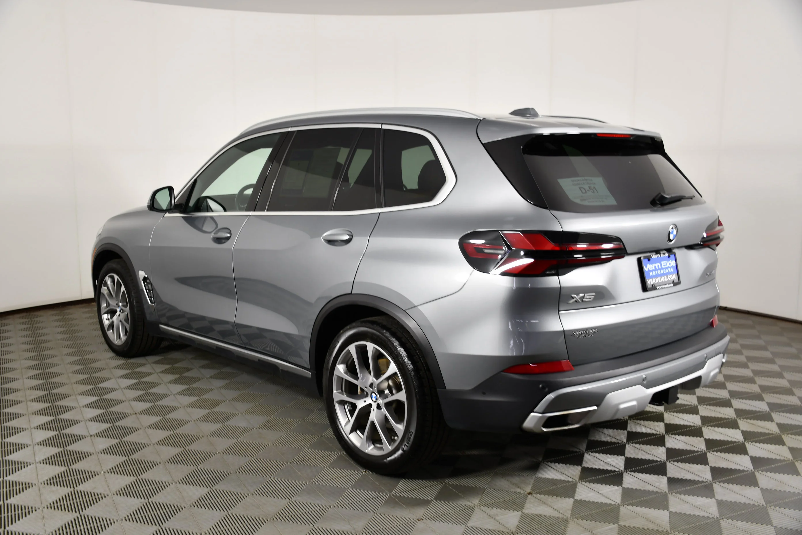 Used 2024 Skyscraper Grey Metallic BMW xDrive40i image 8