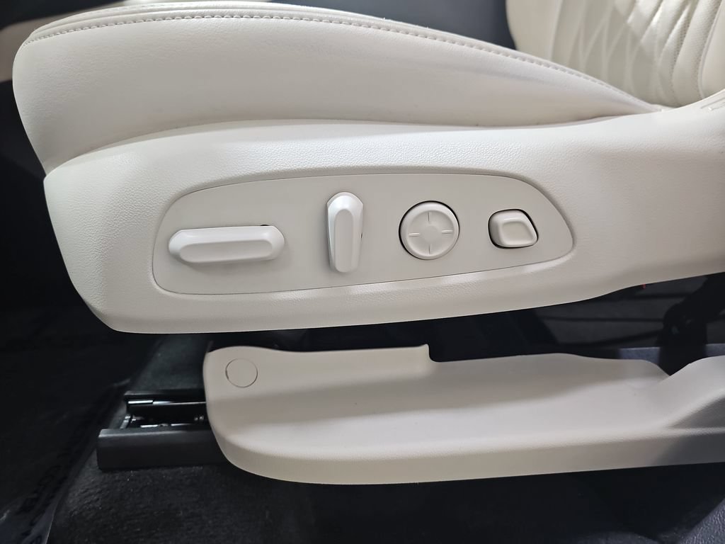 Used 2023 WHITE FROST TRICOAT Buick Avenir image 34