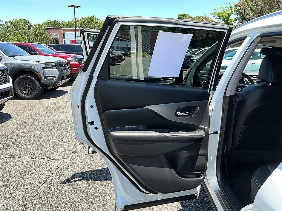 Used 2019 Pearl White Tricoat Nissan SL image 23