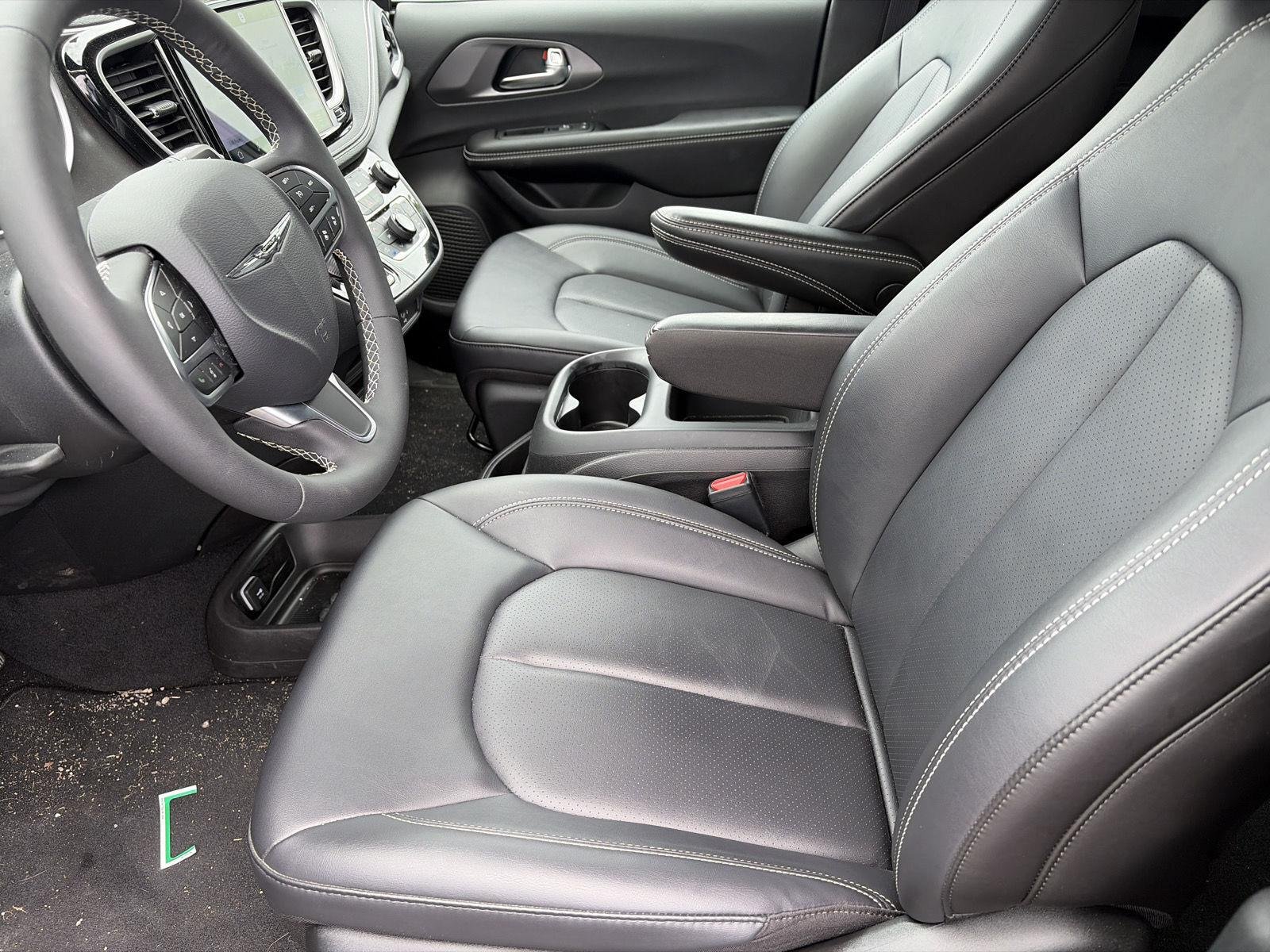 Used 2026 Diamond Black Crystal Pearlcoat Chrysler Select image 14