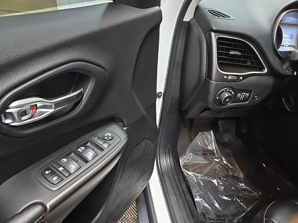 Used 2019 White Jeep Trailhawk image 30