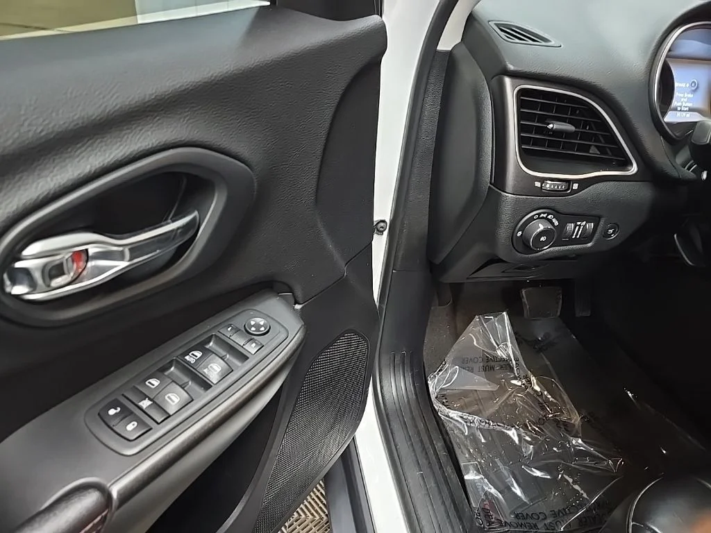 Used 2019 White Jeep Trailhawk image 30