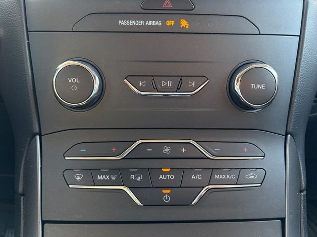Used 2020 Blue Ford SE image 17