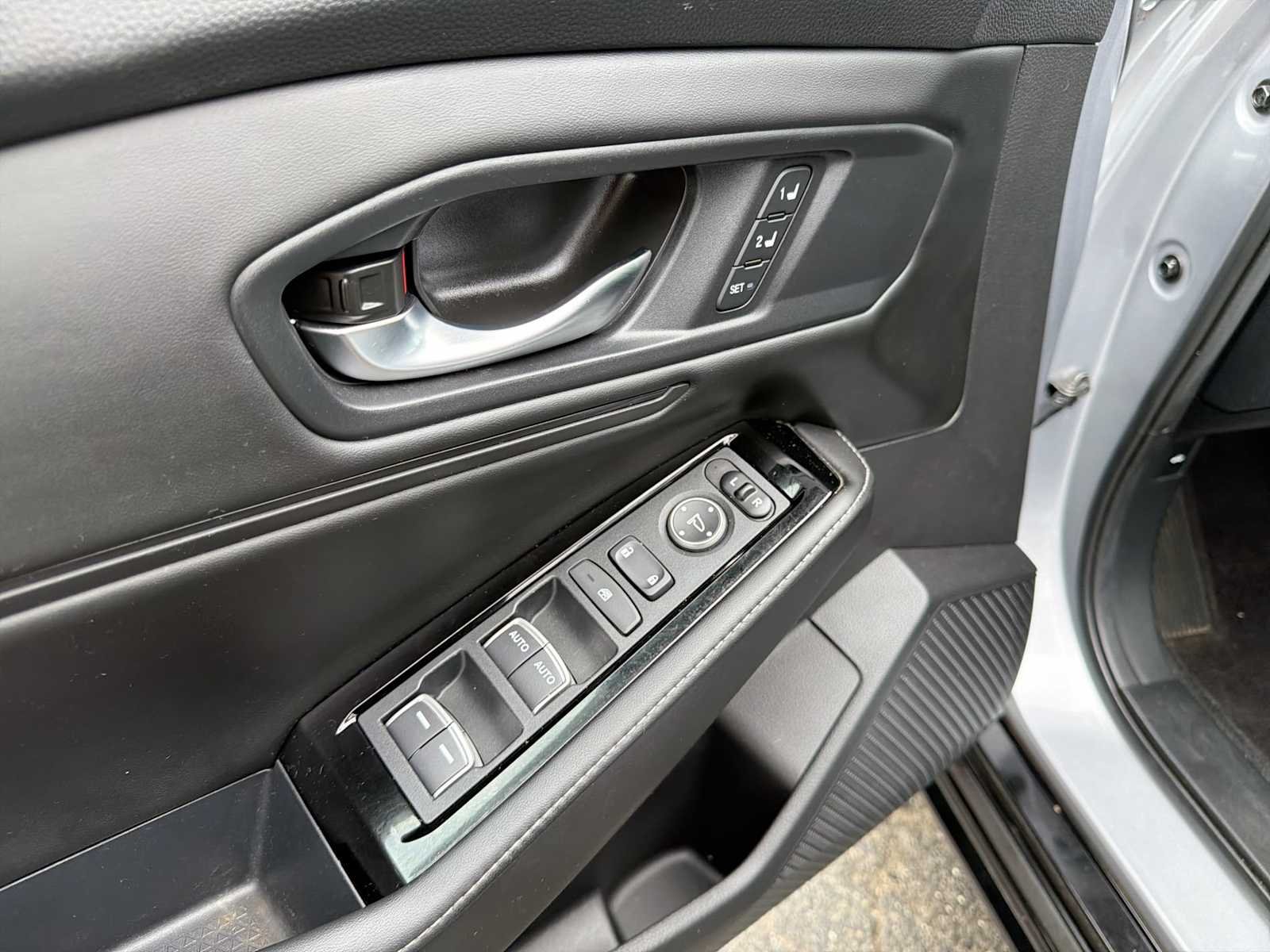 Used 2023 Lunar Silver Metallic Honda Touring image 22