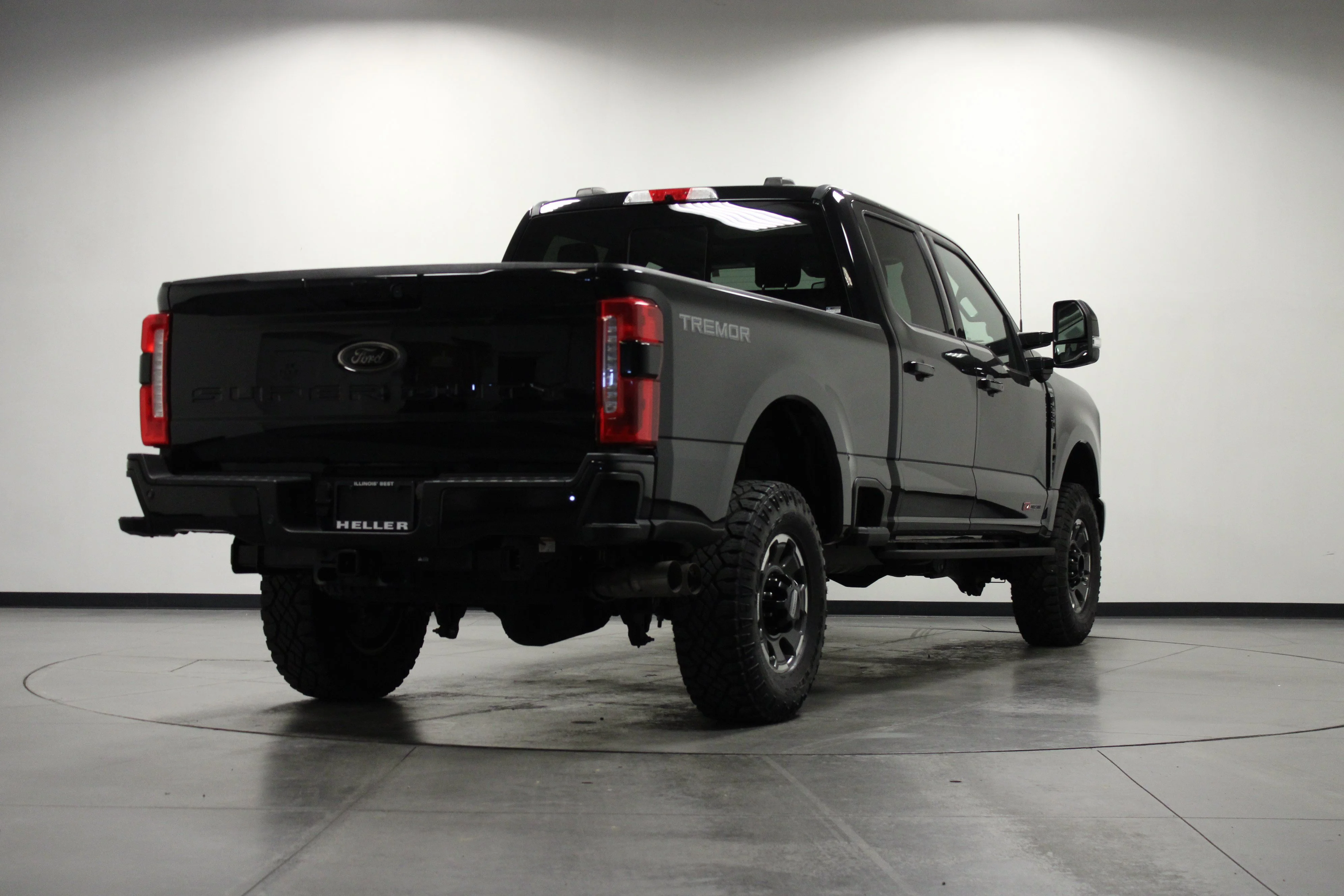 Used 2024 Agate Black Metallic Ford LARIAT image 4
