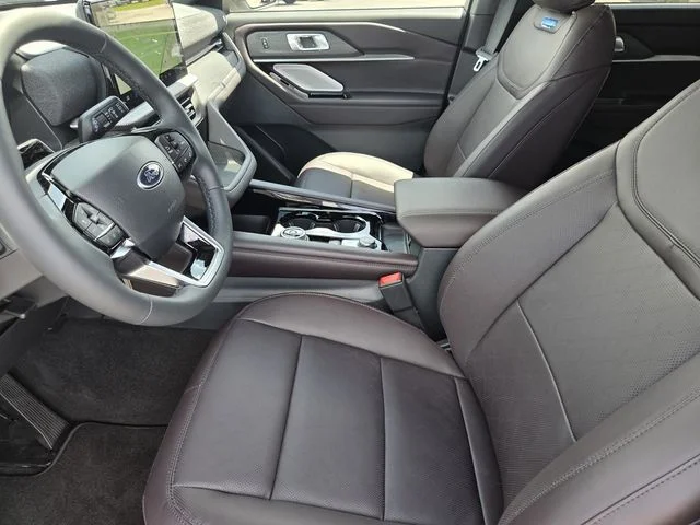 New 2026 Star White Metallic Tri-Coat Ford Platinum™ image 26
