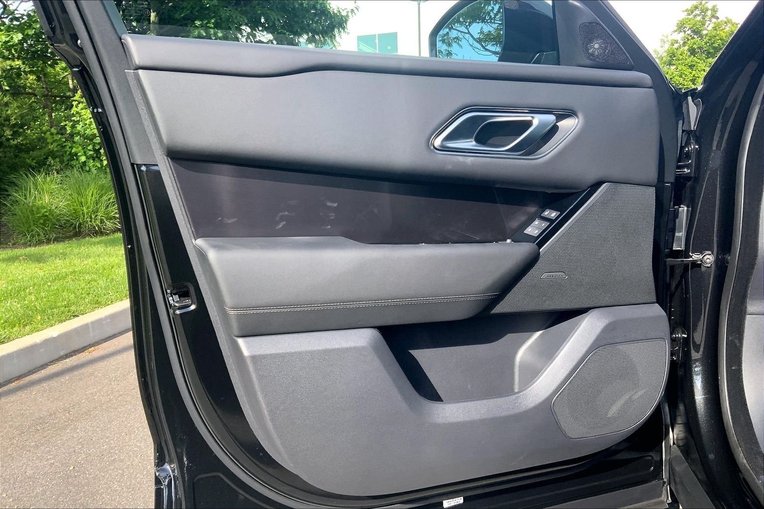 New 2026 Santorini Black LAND ROVER  image 10