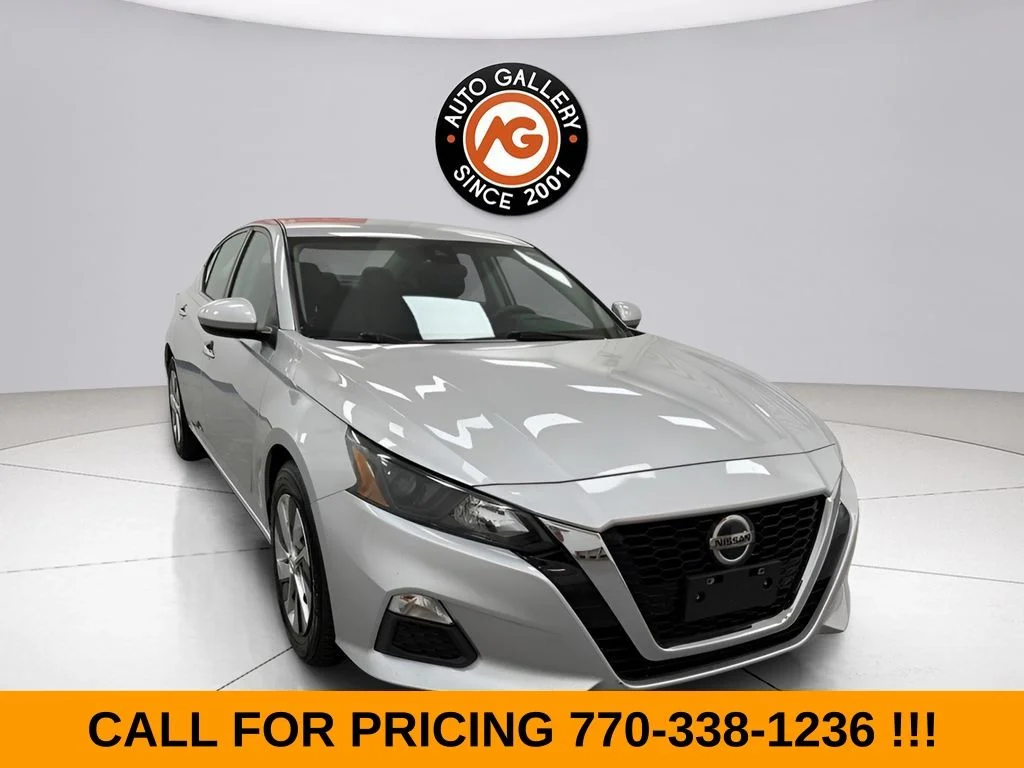 Used 2022 Silver Nissan 2.5 S image 1