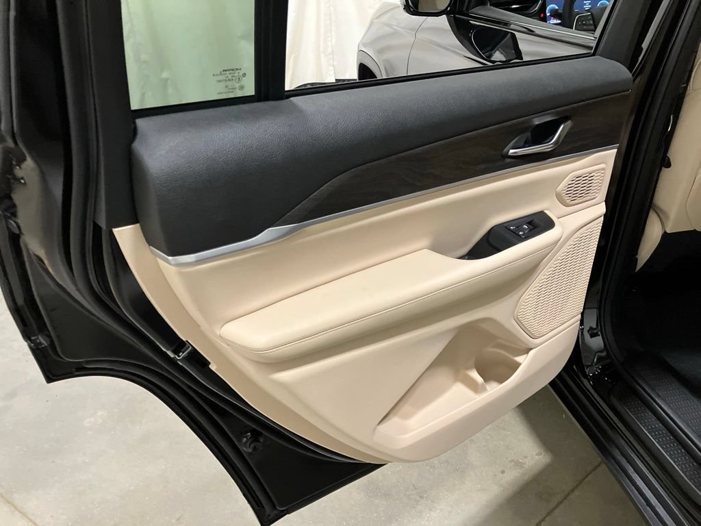 New 2026 Diamond Black Crystal Pearl-Coat Exterior Paint Jeep Limited image 15