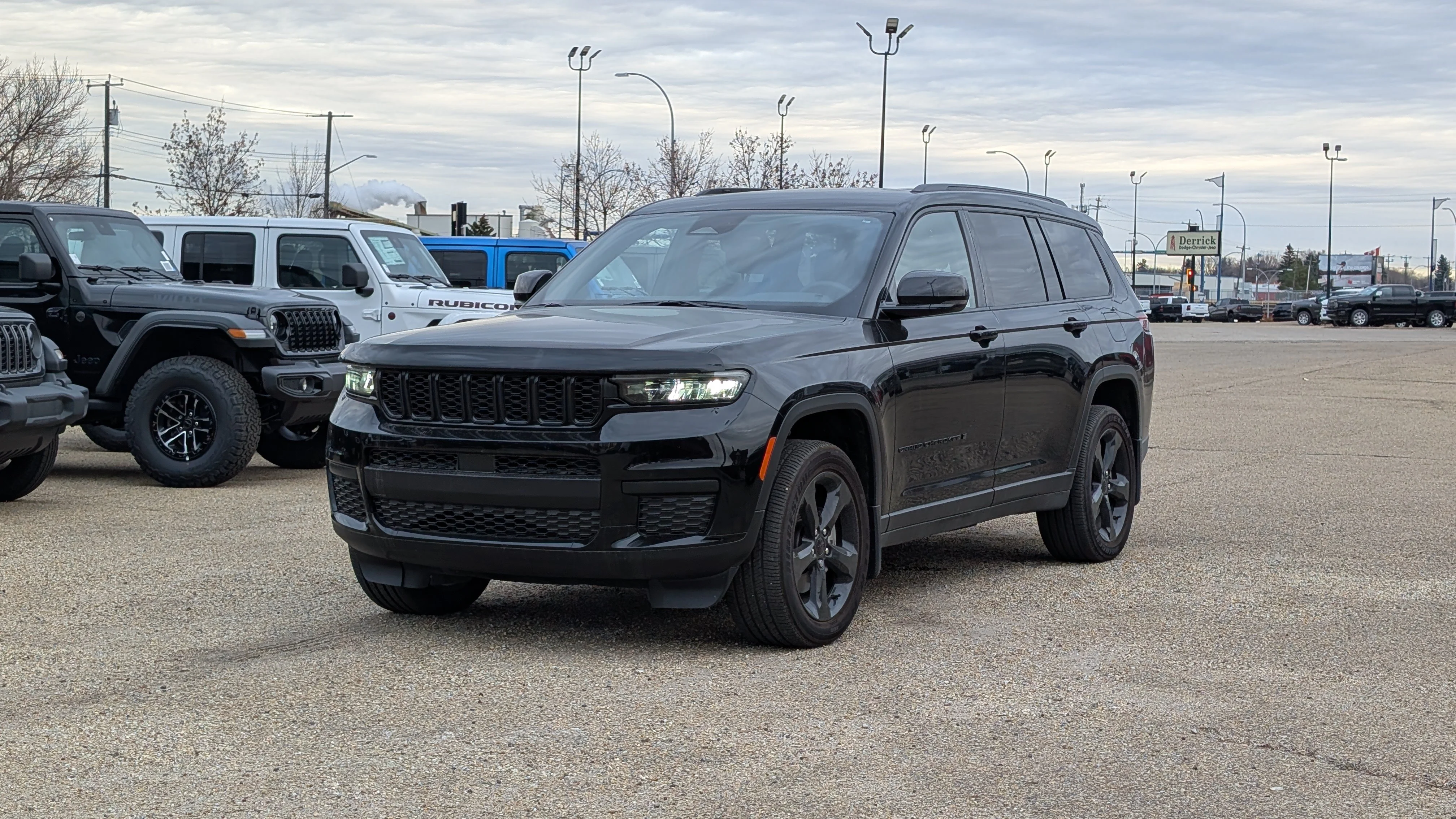 New 2025 Diamond Black Crystal Pearl Jeep Altitude image 3