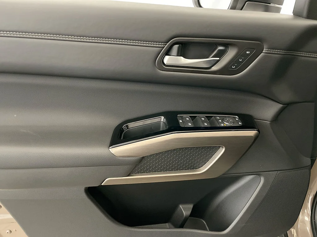 Used 2025 TAN Nissan Platinum image 23