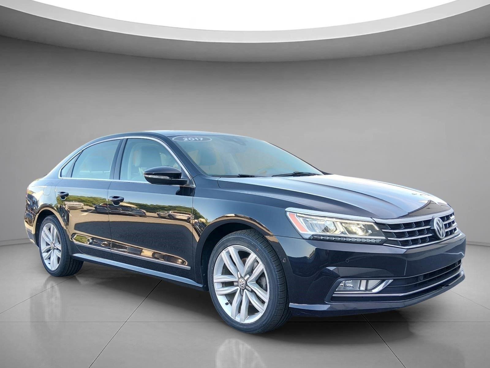 Used 2017 Deep Black Pearl Volkswagen V6 SEL Premium image 3
