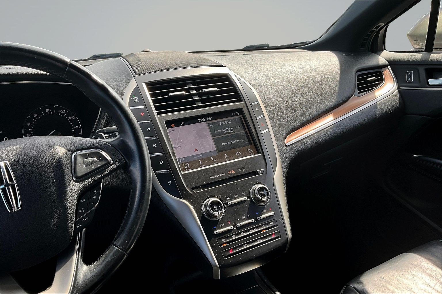 Used 2019 Brown Lincoln Select image 8
