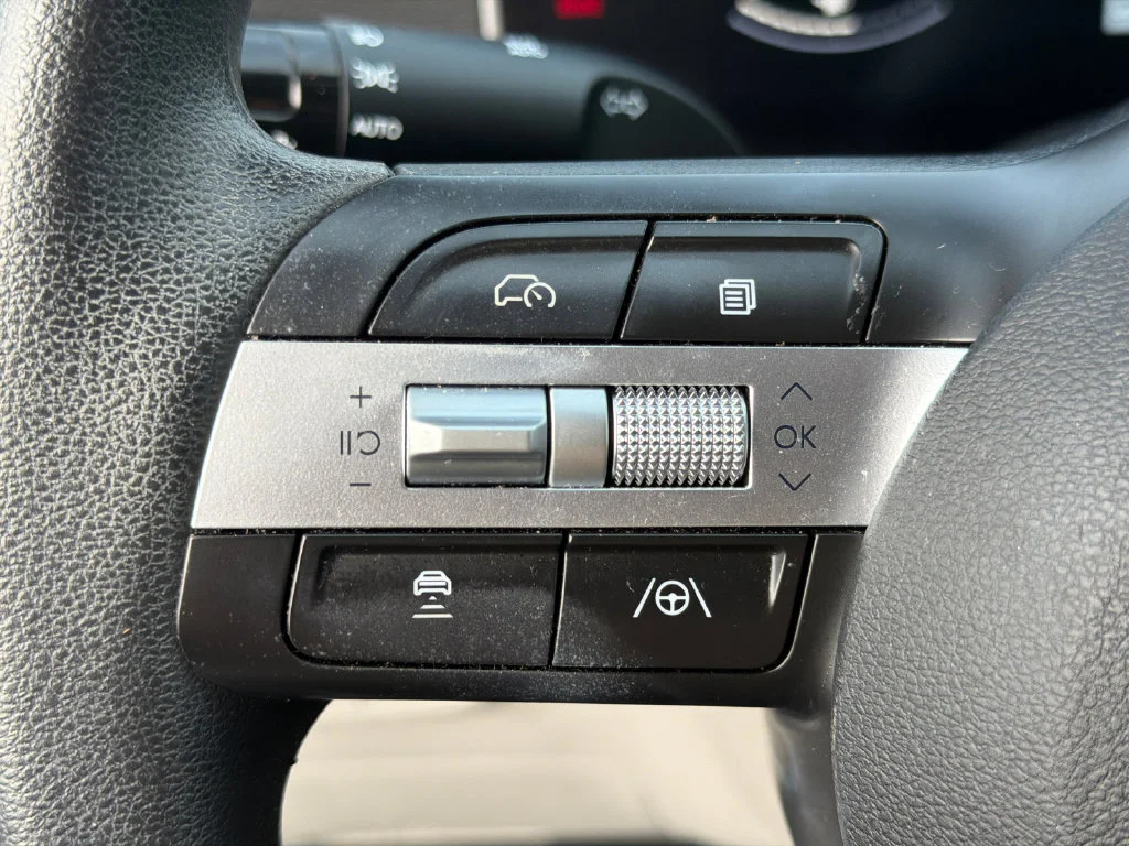 Used 2025 White Hyundai SEL image 25