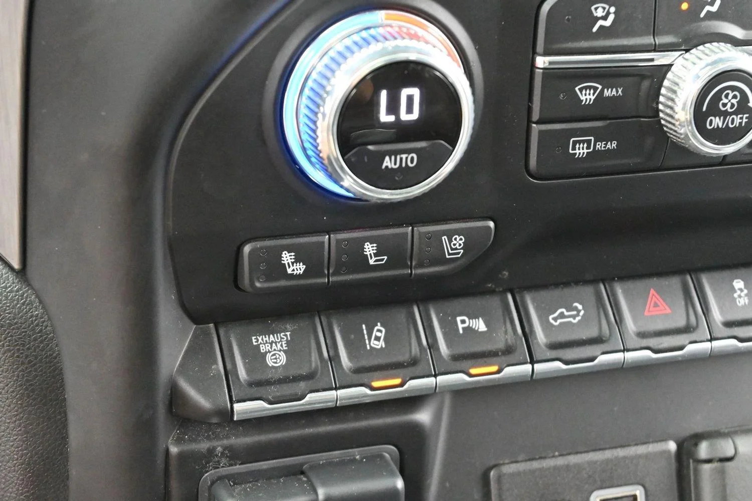 Used 2022 White Frost Tricoat GMC Denali image 23