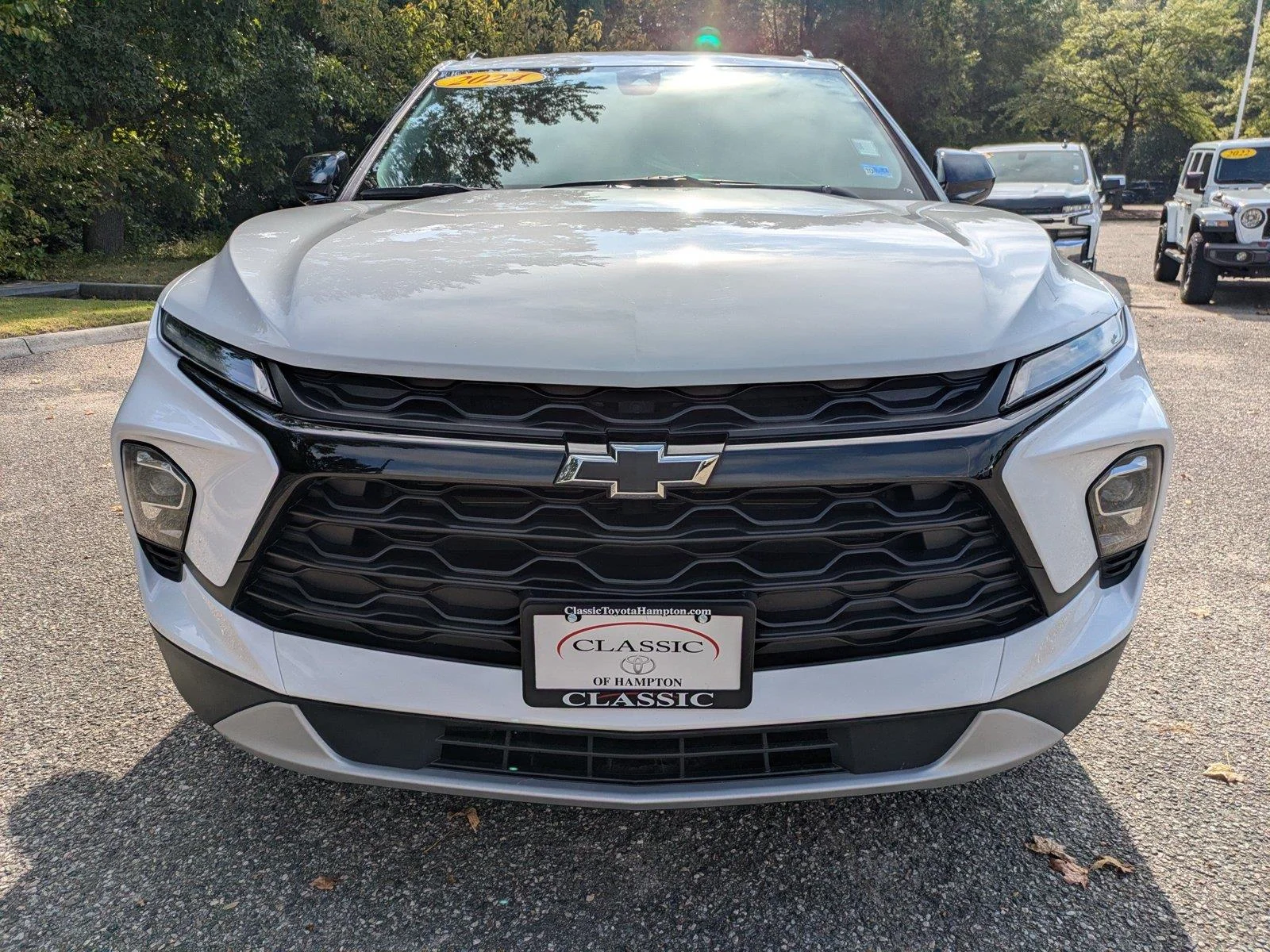 Used 2024 Summit White Chevrolet LT image 9