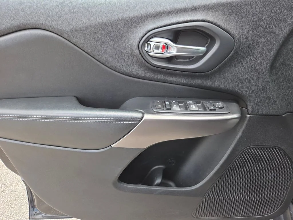 Certified Used 2019 Diamond Black Crystal Pearlcoat Jeep Latitude image 29