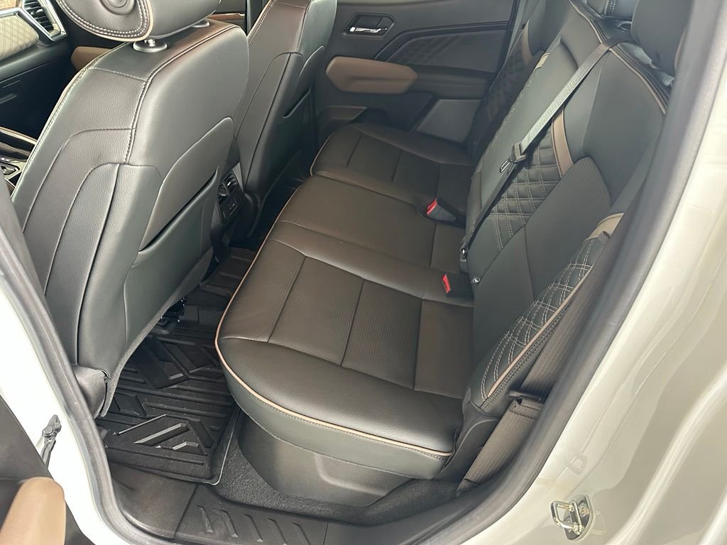 Used 2023 White GMC Denali image 29
