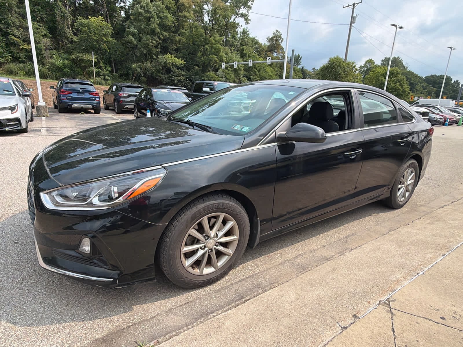 Used 2018 Phantom Black Hyundai SE image 3