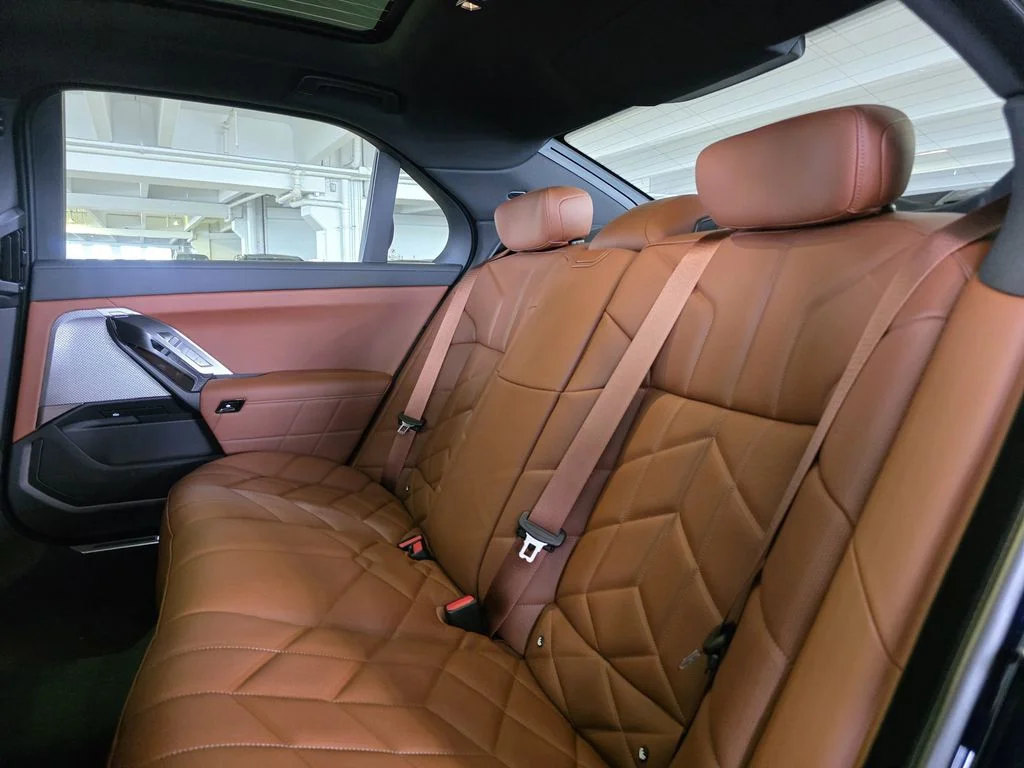 New 2026 Tanzanite Blue II Metallic BMW 750e xDrive image 13