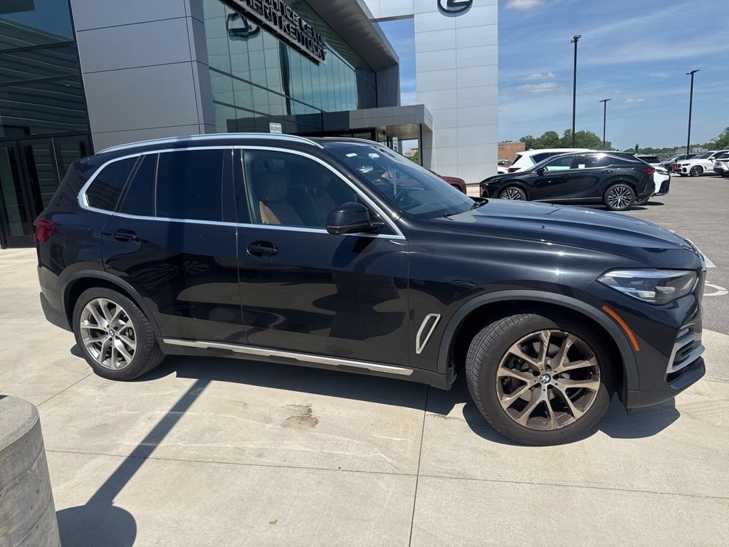 Used 2019 Black Sapphire Metallic BMW xDrive40i image 2