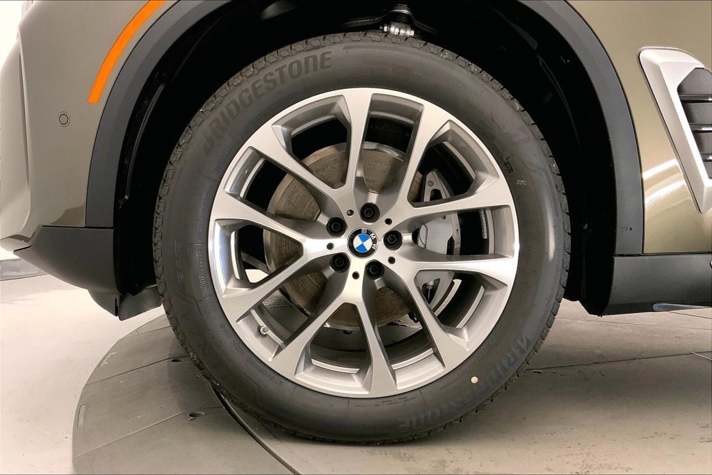Used 2026 Manhattan Green Metallic BMW  image 9