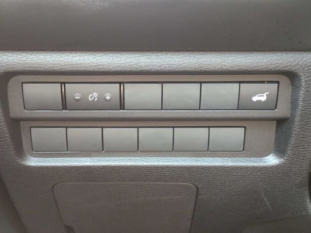 Used 2025  Mitsubishi SE image 27