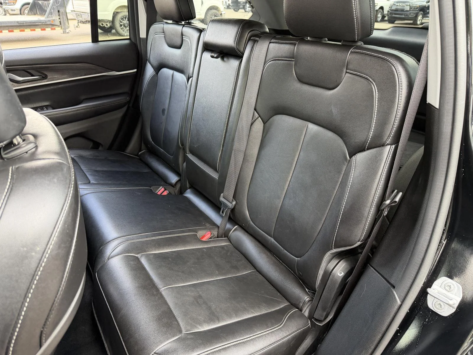 Used 2023 Diamond Black Crystal Pearlcoat Jeep Limited image 18