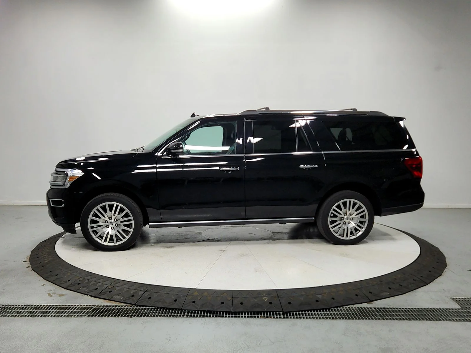 Used 2023 Black Ford Limited image 5
