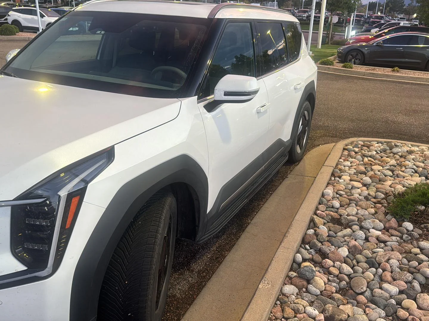 Certified Used 2024 Snow White Pearl Kia Wind image 3
