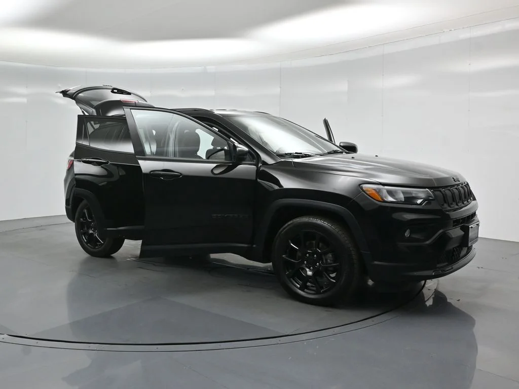Used 2022 Black Jeep Altitude image 28