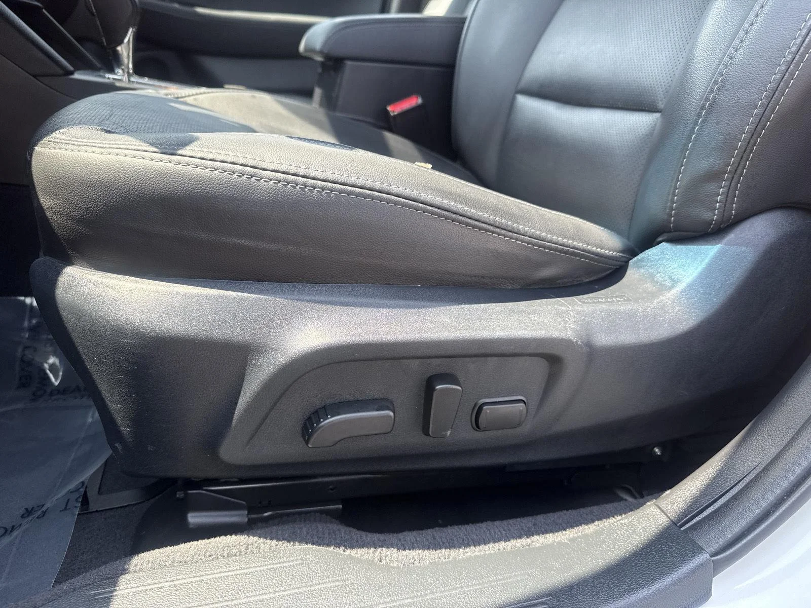 Used 2017 Crystal White Pearl Subaru Limited image 16