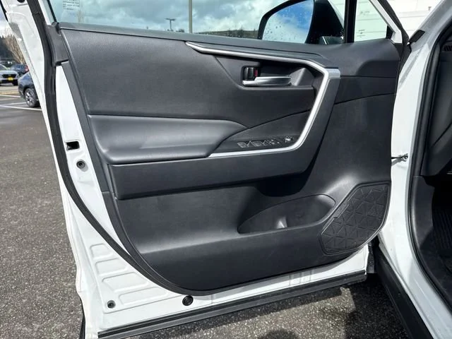 2024 Toyota RAV4 SE - Photo 18